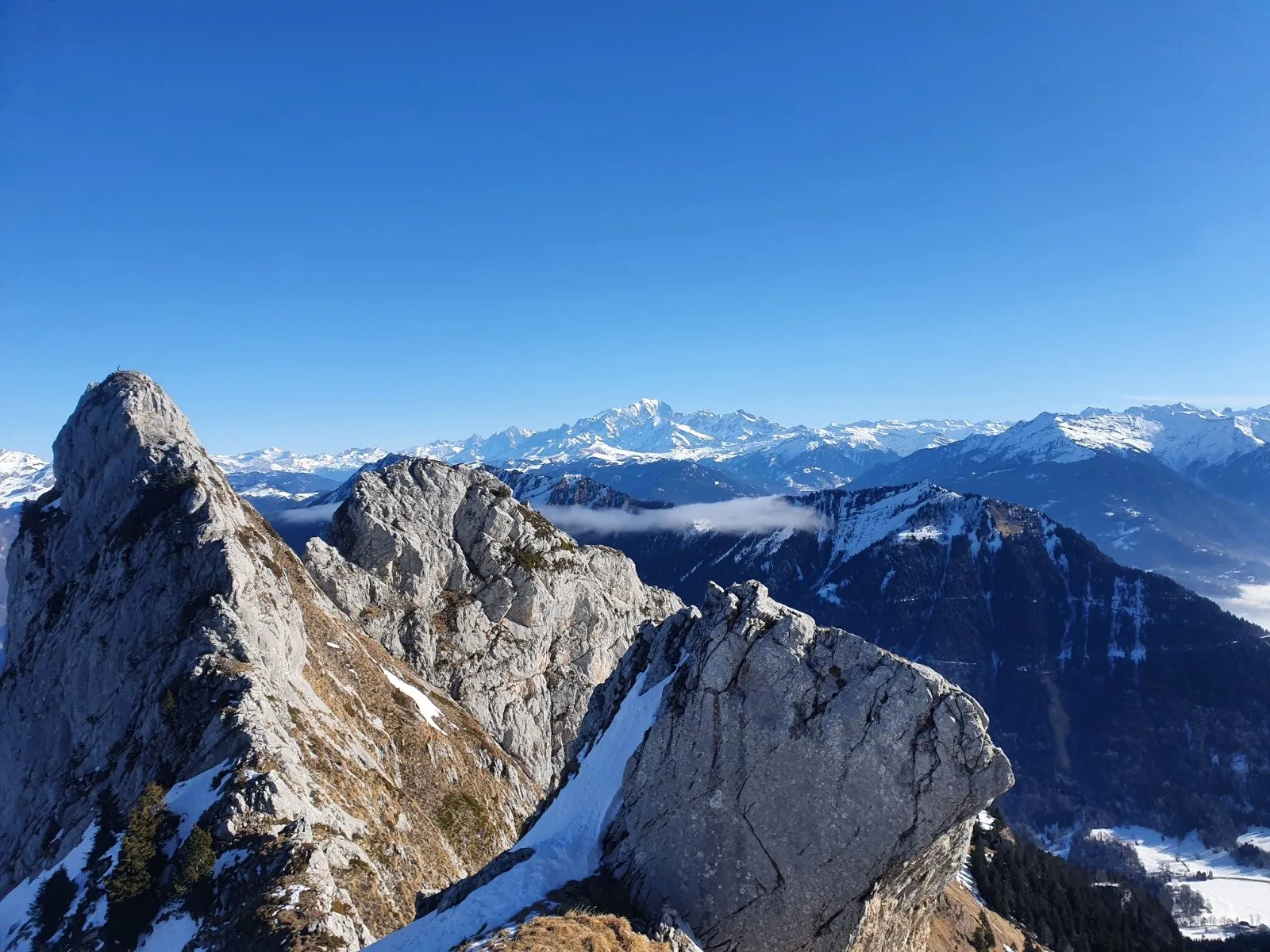 Les arêtes rocheuses des Aravis face à la chaîne du Mont-Blanc